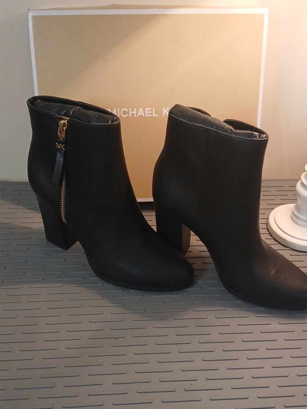 Michael Kors Britt Black Tumbled Faux Leather Heeled Booties Boot Size 8 M NIB - Picture 4 of 13